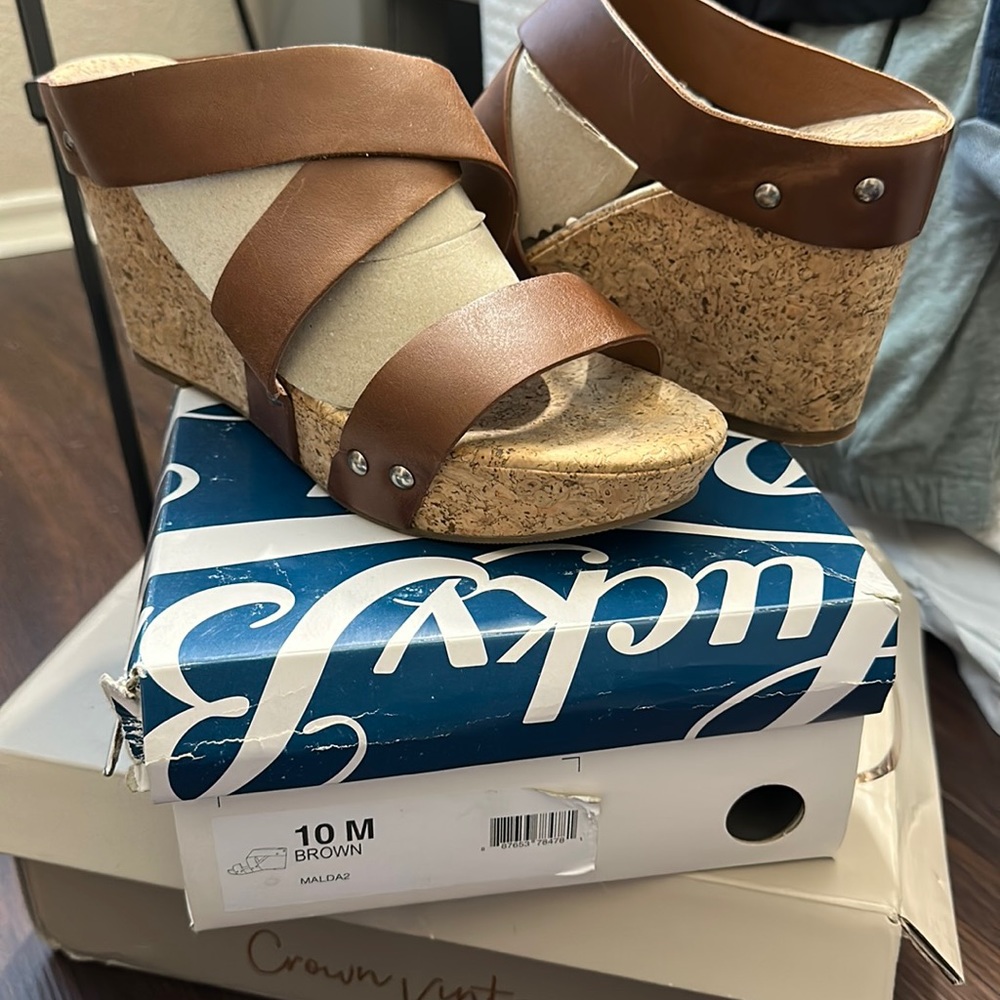 EUC lucky brand sandals
